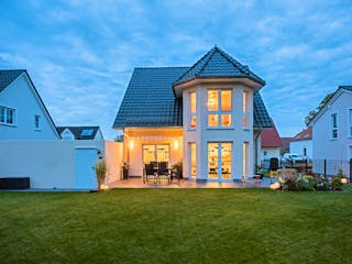 Massivhaus Turmhaus 152 von ROTH MASSIVHAUS Schlüsselfertig ab 379000€, Satteldach-Klassiker Außenansicht 3