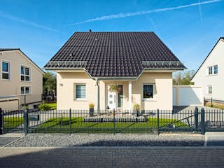 Massivhaus Turmhaus 152 von ROTH MASSIVHAUS Schlüsselfertig ab 379000€, Satteldach-Klassiker Außenansicht 4