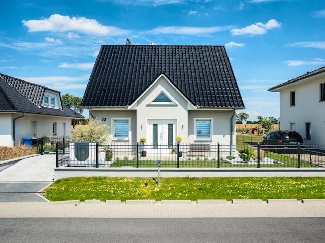 Massivhaus Landhaus 142 von ROTH MASSIVHAUS, Satteldach-Klassiker Außenansicht 1