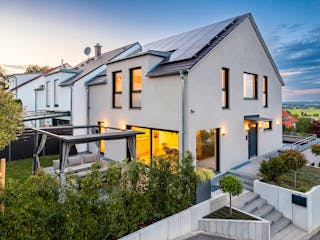 Fertighaus Satteldach Klassik 154 - Doppelhaushälfte von LUXHAUS, Satteldach-Klassiker Außenansicht 1