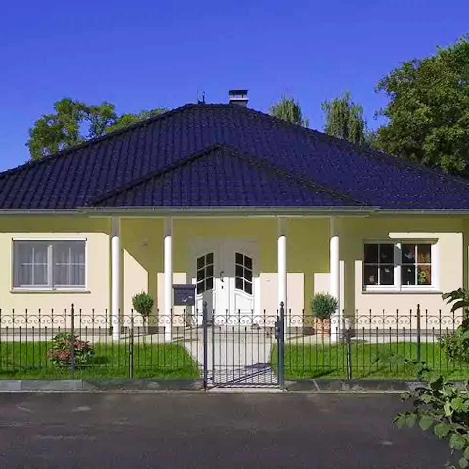 Bungalow mit Walmdach