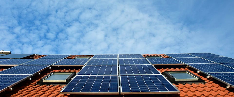 Energieeffizientes Haus mit Solardach