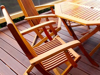 Gartenstühle-auf-Terrasse