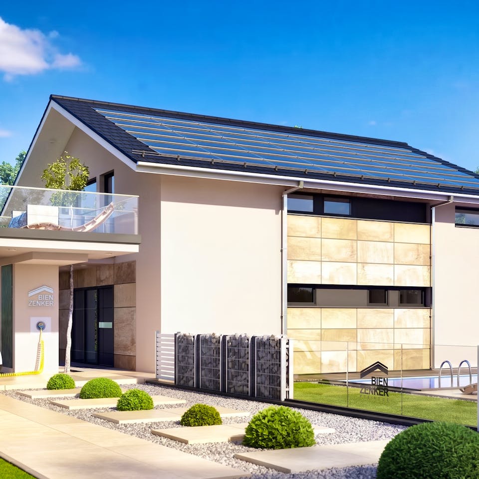 Musterhaus CONCEPT-M 163 München von Bien-Zenker mit Photovoltaikanlage auf dem Satteldach und Wallbox am Eingang, an der ein kleines Elektroauto mit gelbem Ladekabel lädt.