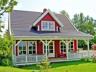 Fertighaus Arne 100 von AKOST Holzhäuser, Satteldach-Klassiker Außenansicht 1