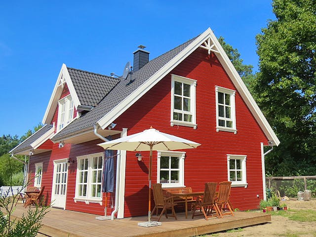 Fertighaus Axel von AKOST Holzhäuser, Satteldach-Klassiker Außenansicht 1 Fertighaus Axel von AKOST Holzhäuser, Satteldach-Klassiker Außenansicht 1