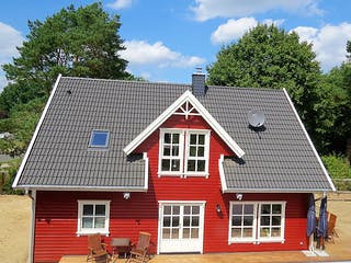 Fertighaus Axel von AKOST Holzhäuser, Satteldach-Klassiker Außenansicht 2