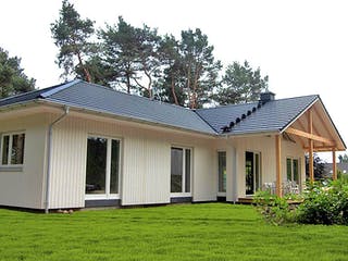 Fertighaus Nordfjord von AKOST Holzhäuser, Bungalow Außenansicht 1
