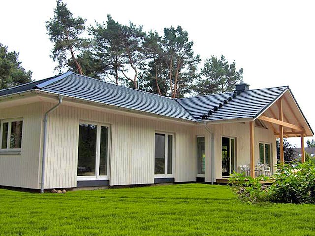 Fertighaus Nordfjord von AKOST Holzhäuser, Bungalow Außenansicht 1 Fertighaus Nordfjord von AKOST Holzhäuser, Bungalow Außenansicht 1