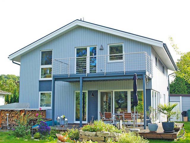 Fertighaus Ranafjord von AKOST Holzhäuser, Satteldach-Klassiker Außenansicht 1 Fertighaus Ranafjord von AKOST Holzhäuser, Satteldach-Klassiker Außenansicht 1