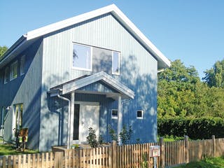 Fertighaus Sognefjord von AKOST Holzhäuser, Satteldach-Klassiker Außenansicht 3