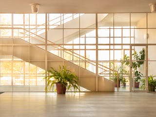 Raum mit offenem Treppenhaus