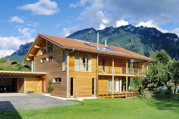 Holzhaus mit Satteldach und Garage von Baufritz