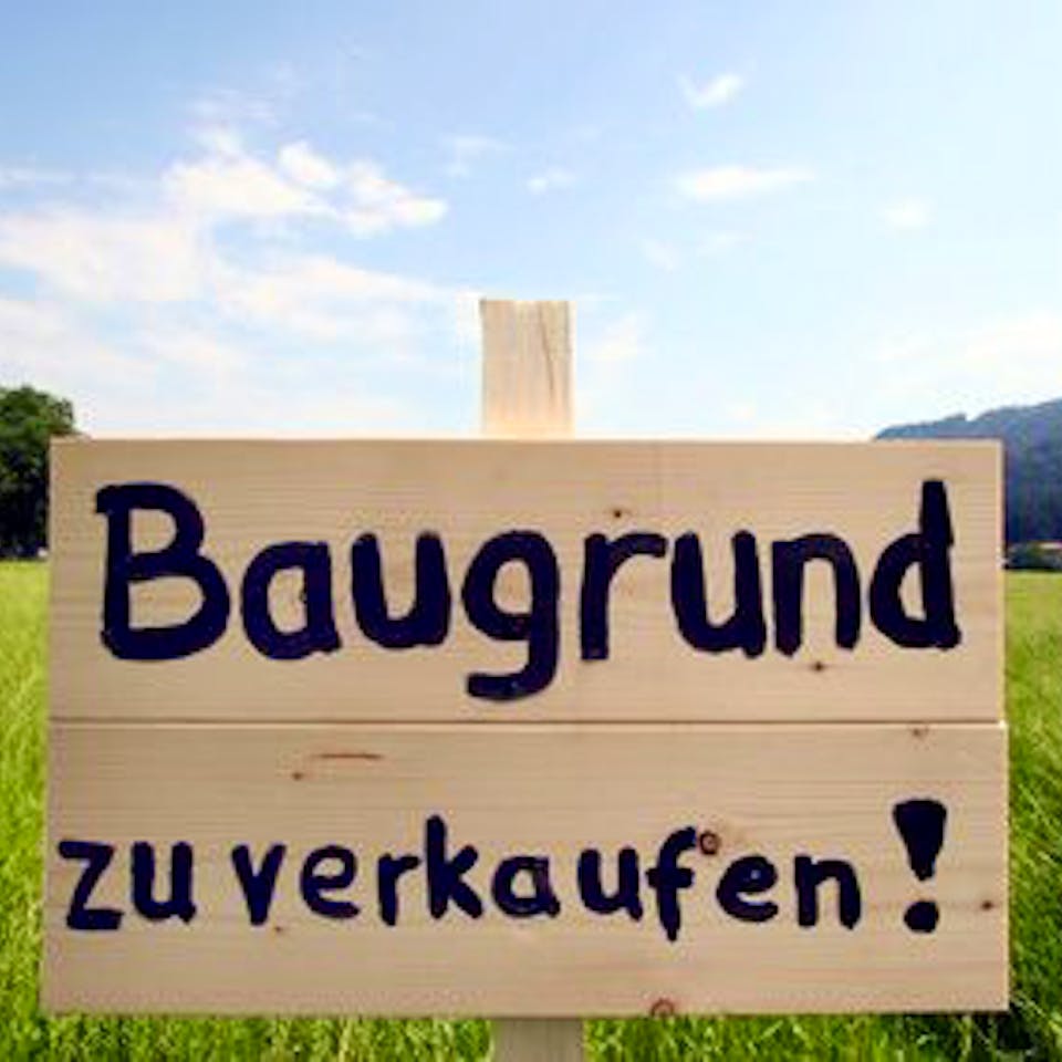 Schild mit Aufschrift: Baugrund zu verkaufen