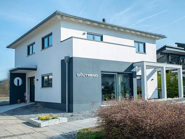 Massivhaus FLAMINGO von BAUTREND-Haus, Satteldach-Klassiker Außenansicht 1