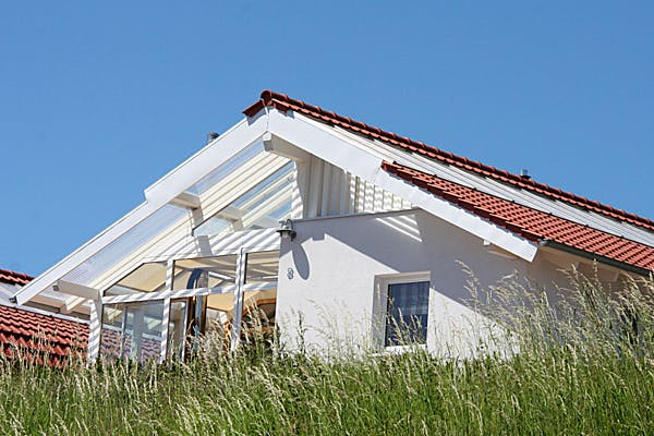 Weißes haus mit Satteldach von Bio-Solar-Haus