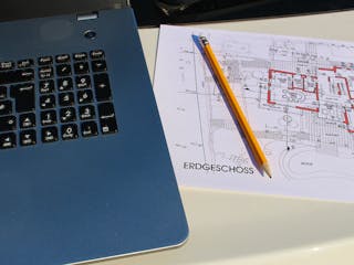Baupläne und Laptop