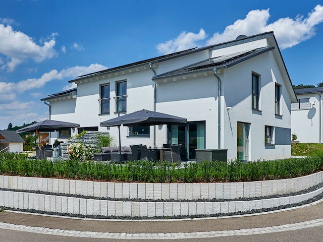 Fertighaus Haus Buchwald von Fertighaus WEISS Schlüsselfertig ab 588464€, Pultdachhaus Außenansicht 2