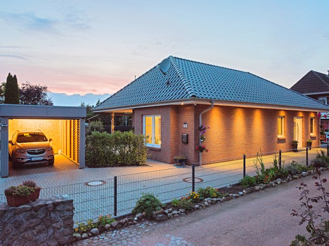 Massivhaus Bungalow Zingst von ROTH MASSIVHAUS Schlüsselfertig ab 333500€, Bungalow Außenansicht 1