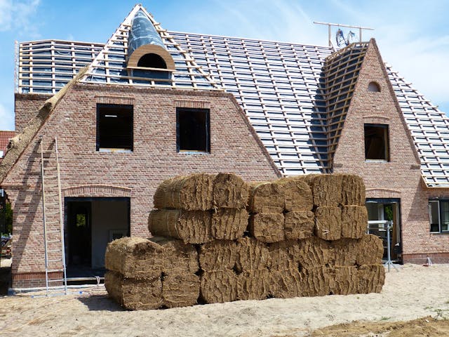 Das Material zur Eindeckung des Reetdaches für dieses norddeutsche Kapitänshaus steht bereit