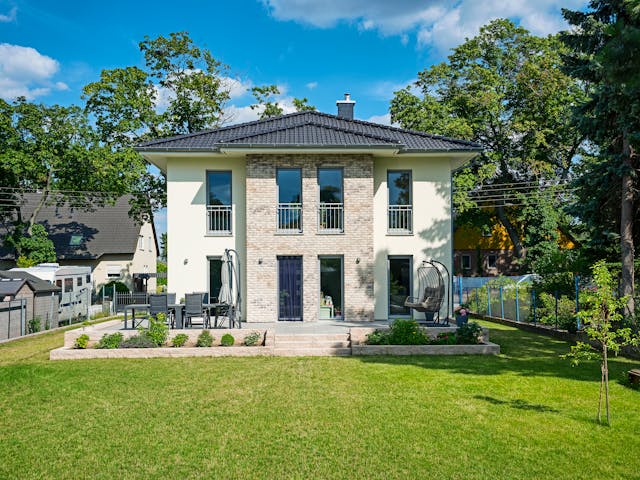 Massivhaus Stadtvilla Lugana von ROTH MASSIVHAUS Schlüsselfertig ab 379500€, Stadtvilla Außenansicht 1