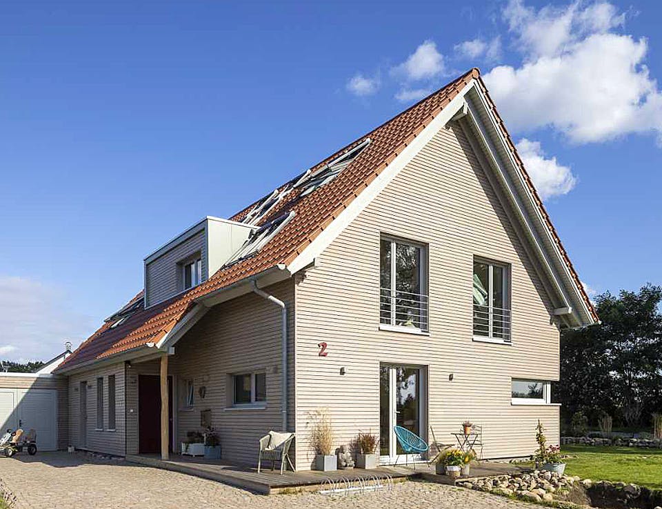 Fertighaus Julia 3 (KfW-Effizienzhaus 40 EE) von Dammann-Haus Schlüsselfertig ab 406500€, Satteldach-Klassiker Außenansicht 1