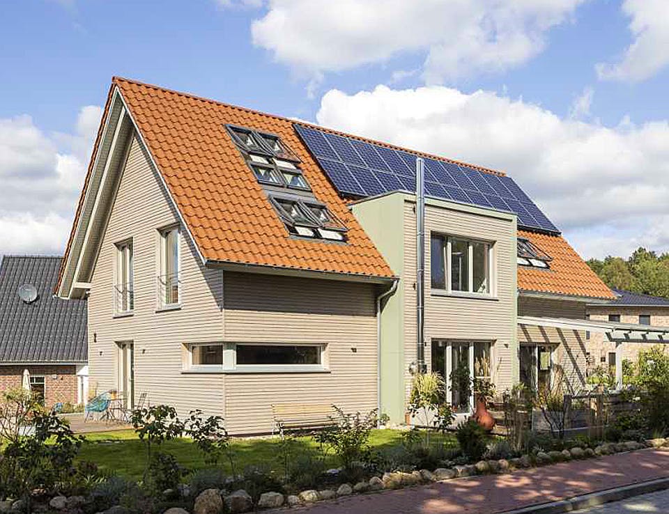 Fertighaus Julia 3 (KfW-Effizienzhaus 40 EE) von Dammann-Haus Schlüsselfertig ab 406500€, Satteldach-Klassiker Außenansicht 2