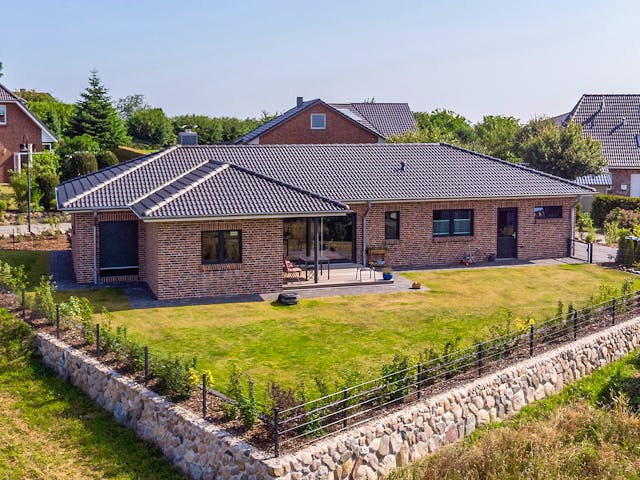 Massivhaus EFH 1.0 - 125 von Dan Concept Massivhaus, Bungalow Außenansicht 1