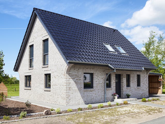 Massivhaus EFH 1.5 - 120 von Dan Concept Massivhaus, Satteldach-Klassiker Außenansicht 1