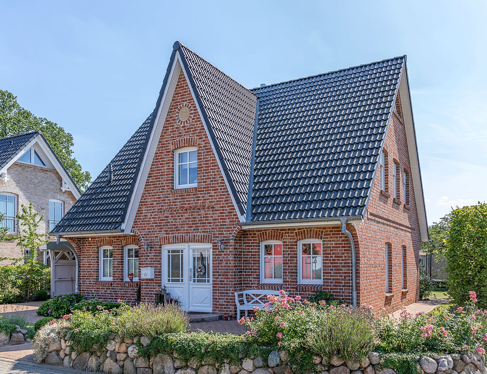 Massivhaus EFH 1.5 - 130 von Dan Concept Massivhaus, Satteldach-Klassiker Außenansicht 1