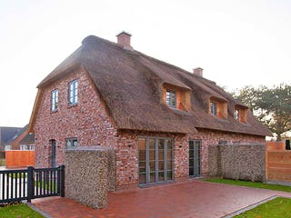 Massivhaus MFH 1.5 - 270 von Dan Concept Massivhaus, Satteldach-Klassiker Außenansicht 2