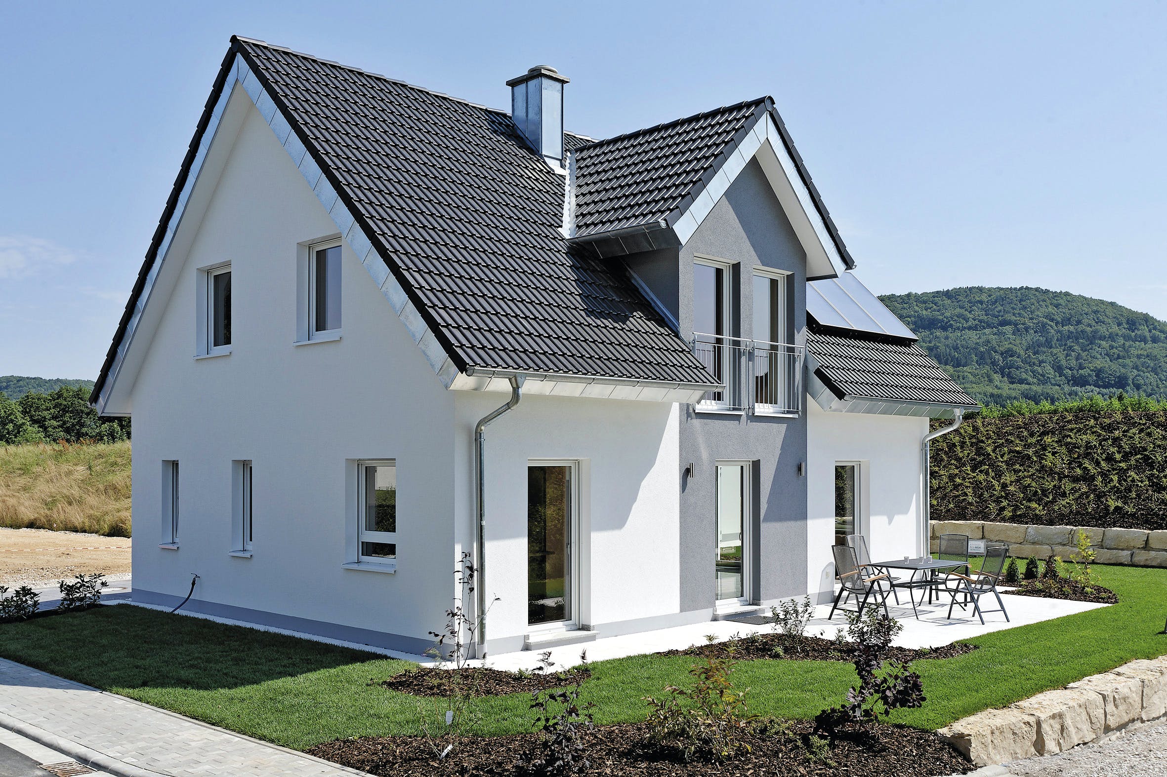 Massivhaus ICON 3+ mit Quergiebel von Dennert Massivhaus Ausbauhaus ab 254300€, Satteldach-Klassiker Außenansicht 1