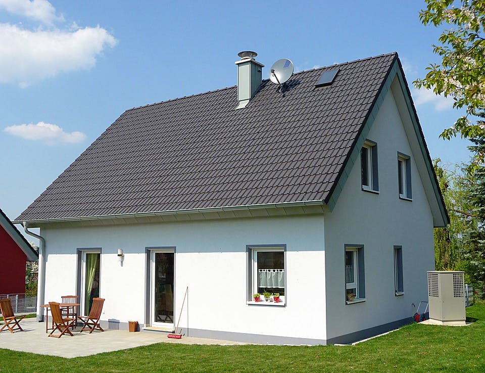 Massivhaus ICON 3+ mit Satteldach von Dennert Massivhaus Ausbauhaus ab 237100€, Satteldach-Klassiker Außenansicht 1