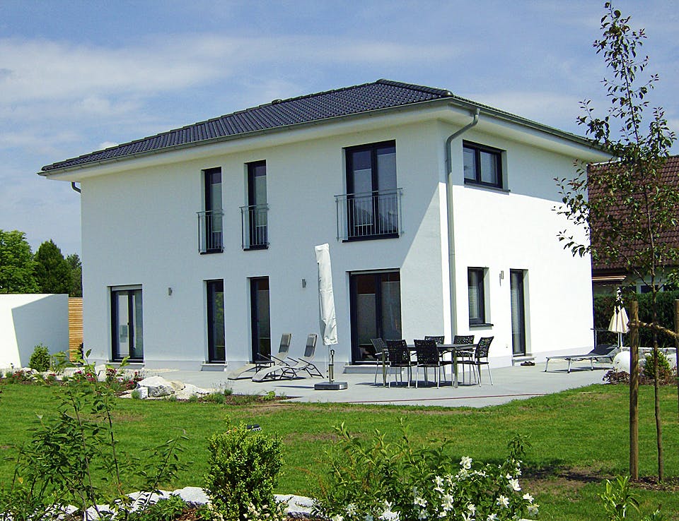 Massivhaus ICON 4 City mit Walmdach von Dennert Massivhaus Ausbauhaus ab 287200€, Stadtvilla Außenansicht 1