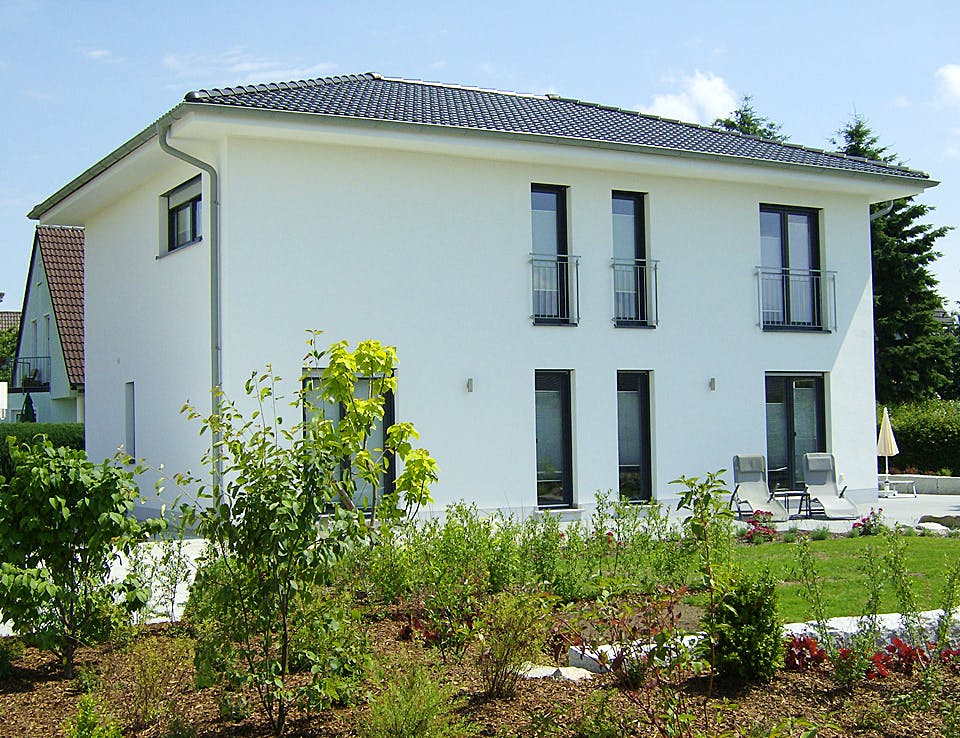 Massivhaus ICON 4 City mit Walmdach von Dennert Massivhaus Ausbauhaus ab 287200€, Stadtvilla Außenansicht 2