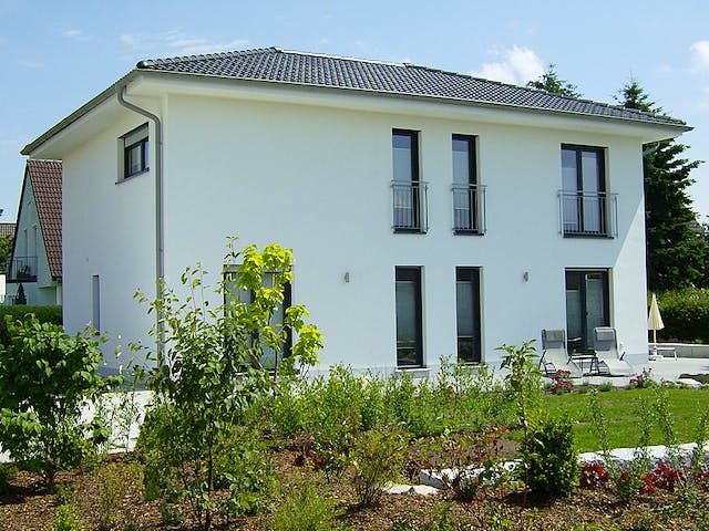 Massivhaus ICON 4 City mit Walmdach von Dennert Massivhaus Ausbauhaus ab 295900€, Stadtvilla Außenansicht 2