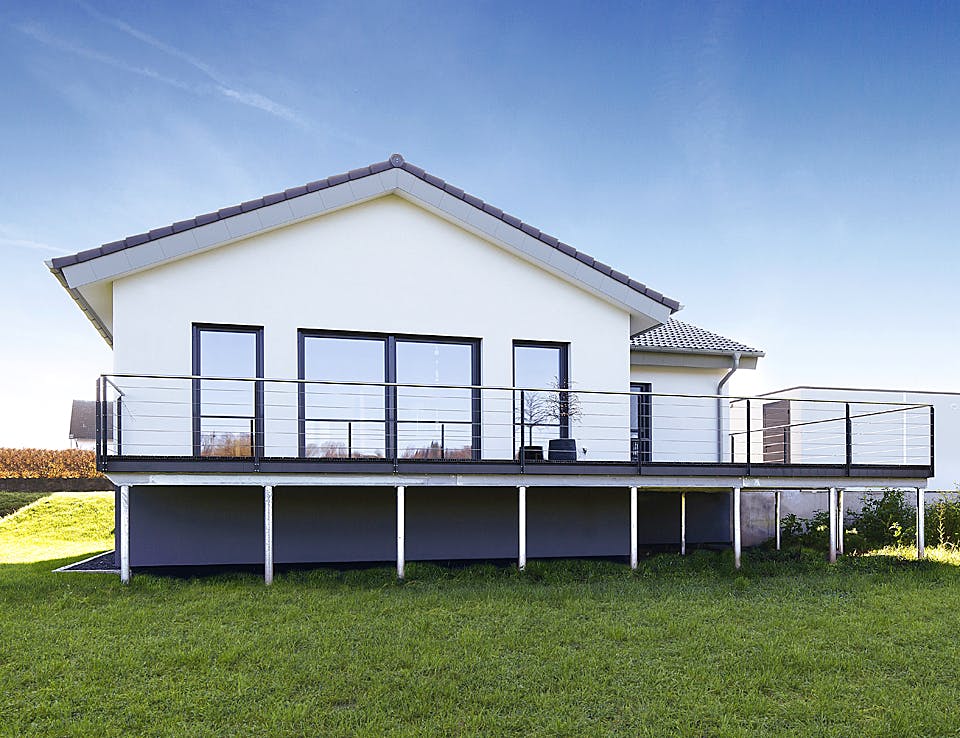 Massivhaus ICON Winkelbungalow von Dennert Massivhaus Ausbauhaus ab 259900€, Bungalow Außenansicht 1