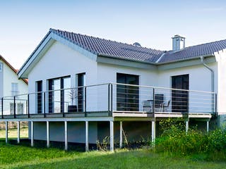 Massivhaus ICON Winkelbungalow von Dennert Massivhaus Ausbauhaus ab 266800€, Bungalow Außenansicht 2
