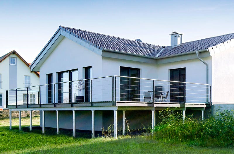 Massivhaus ICON Winkelbungalow von Dennert Massivhaus Ausbauhaus ab 259900€, Bungalow Außenansicht 2