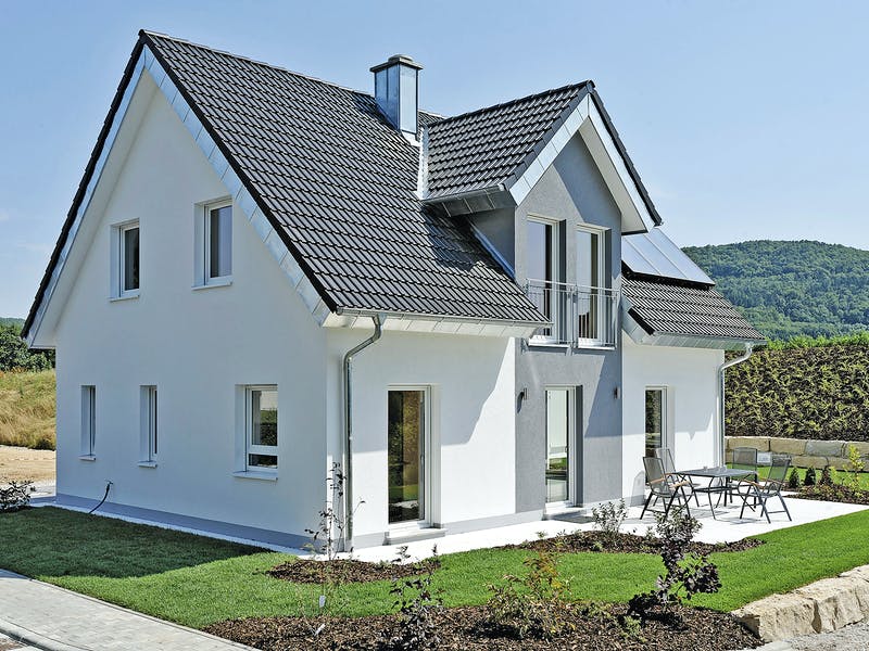 Klassisches weißes Haus von Dennert Massivhaus