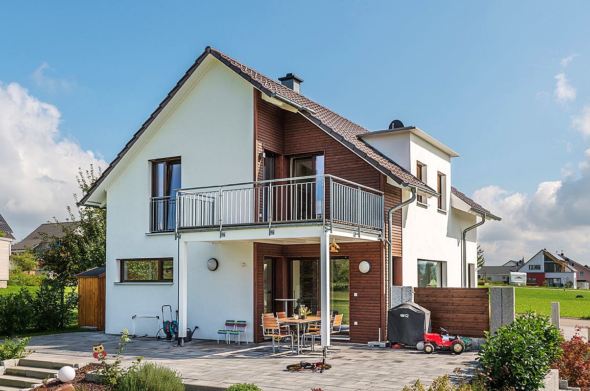 Blockhaus D140 Sinn von Frammelsberger R. Ingenieur-Holzbau, Satteldach-Klassiker Außenansicht 1