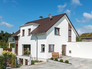 Blockhaus D140 Sinn von Frammelsberger R. Ingenieur-Holzbau, Satteldach-Klassiker Außenansicht 2