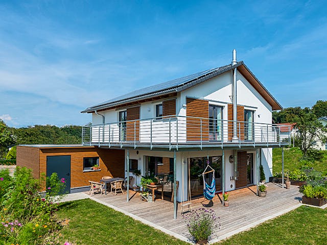 Blockhaus D146 Köstler von Frammelsberger R. Ingenieur-Holzbau, Satteldach-Klassiker Außenansicht 1