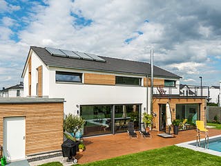 Blockhaus D188 Hertfelder‐Siegel von Frammelsberger R. Ingenieur-Holzbau, Satteldach-Klassiker Außenansicht 2