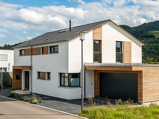 Blockhaus D188 Hertfelder‐Siegel von Frammelsberger R. Ingenieur-Holzbau, Satteldach-Klassiker Außenansicht 3