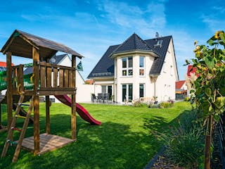Massivhaus Turmhaus 152 von ROTH MASSIVHAUS Schlüsselfertig ab 379000€, Satteldach-Klassiker Außenansicht 1