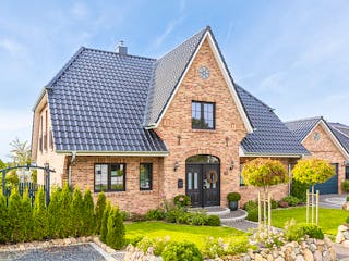 Massivhaus Friesenhaus 200 von ECO System HAUS Schlüsselfertig ab 425900€, Satteldach-Klassiker Außenansicht 2