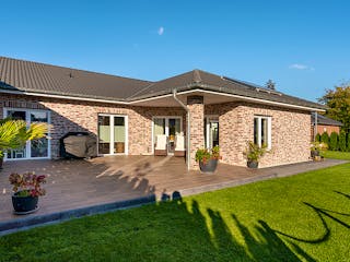 Massivhaus Winkelbungalow 140 von ECO System HAUS Schlüsselfertig ab 306800€, Bungalow Außenansicht 2