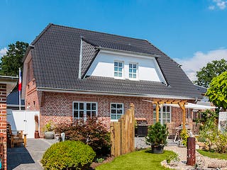 Massivhaus Friesenhaus 160 von ECO System HAUS Schlüsselfertig ab 335800€, Satteldach-Klassiker Außenansicht 2