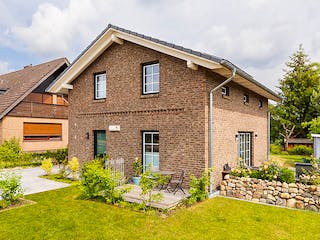 Massivhaus Scheunenhaus 130 von ECO System HAUS Schlüsselfertig ab 310900€, Satteldach-Klassiker Außenansicht 4